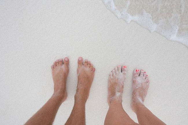 Chup khoe chân bãi cát của cặp đôi yêu nhau lưu lại kỷ niệm.